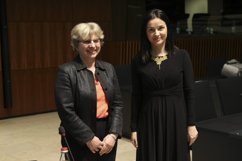 Slovenska in hrvaška ministrica stojita in se slikata.