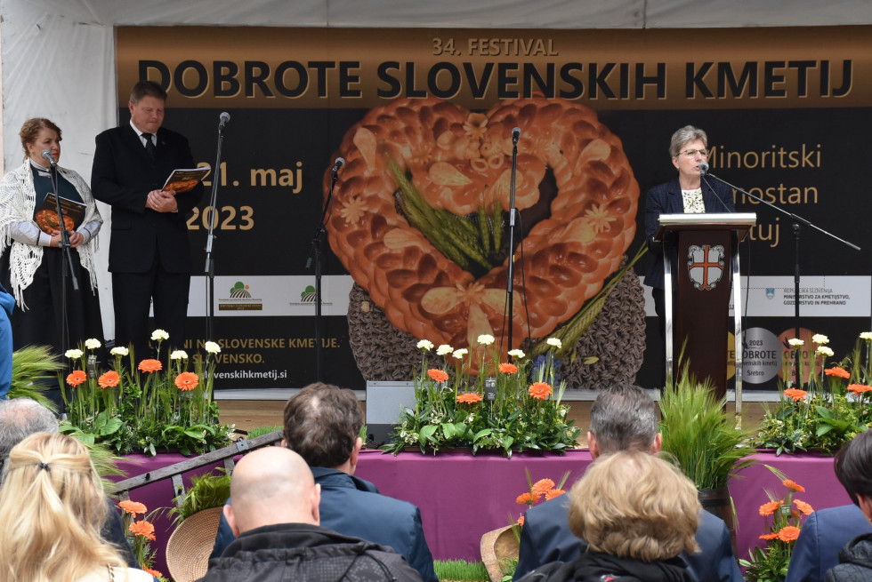 Ministrica Šinko pri nagovoru udeležencev Dobrot slovenskih kmetij