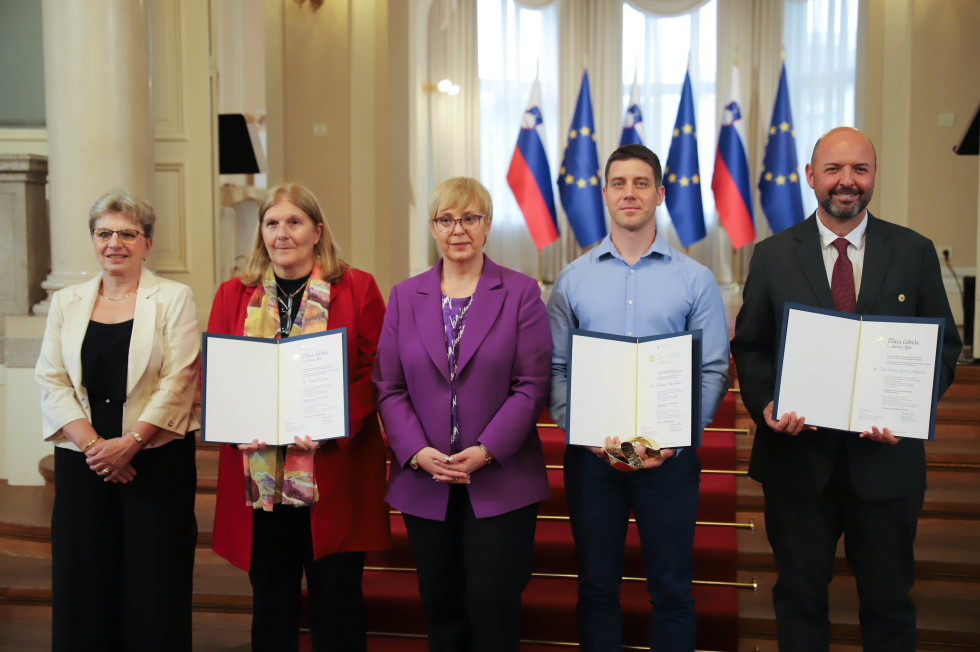 Ministrica in predsednica se fotografirata skupaj z dobitniki nagrade in plaket. 