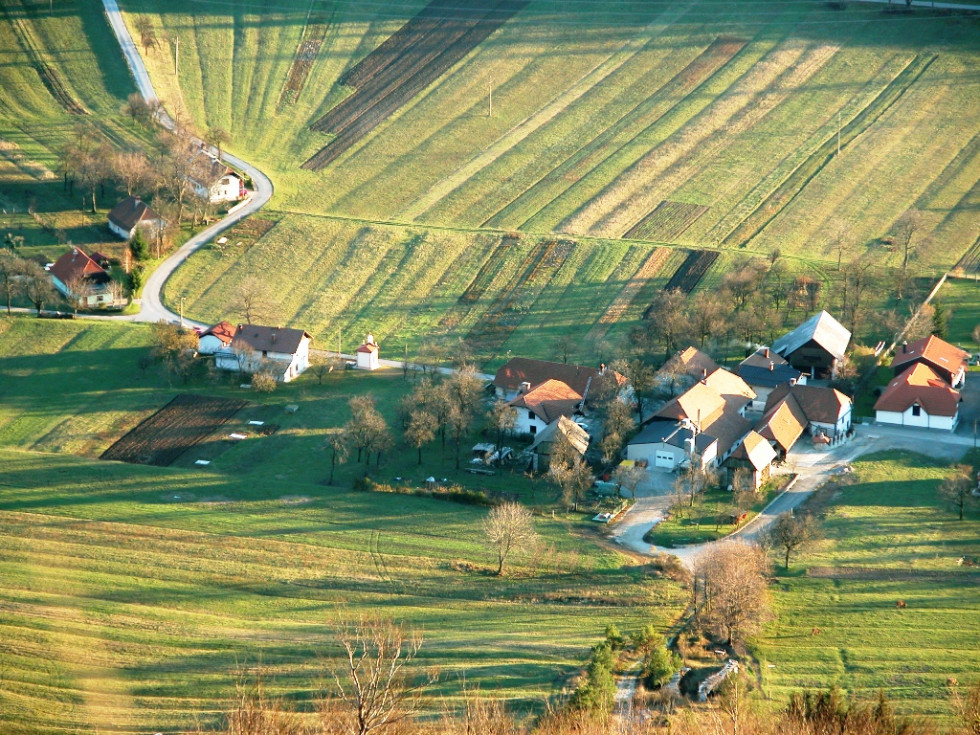 pogled na kmetije in polja iz zraka