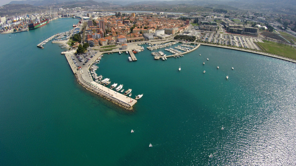 Pogled na Koper in ribiško pristanišče. 