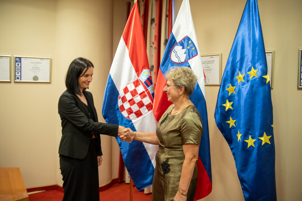 Hrvaška in slovenska ministrica se rokujeta 