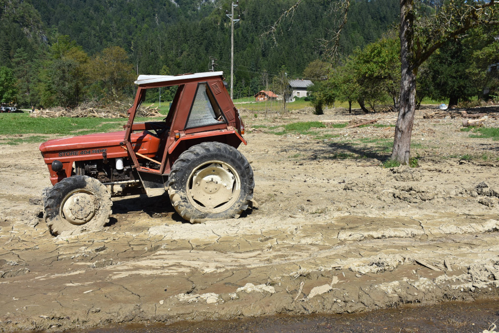 Pogled na traktor zakopan v mulju. 