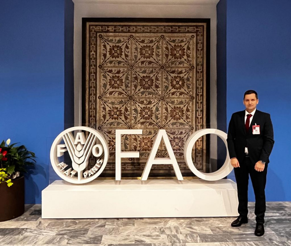Državni sekretar stoji pri napisu FAO.