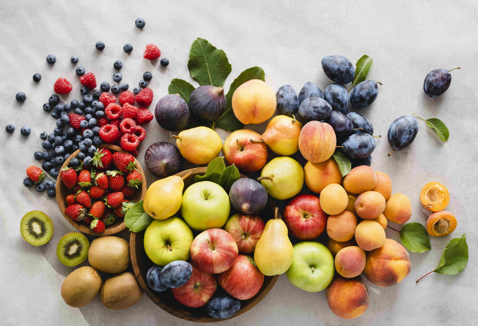 Pogled na več vrst sadja. 