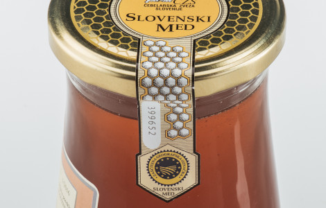 24 01 02 MED arhiv CZS (A jar of honey with a lid, featuring an origin label.)