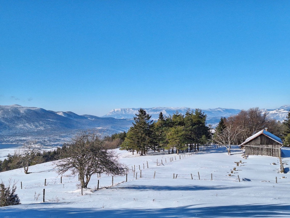 Pašnik pozimi-pogled s Slivnice proti Nanosu