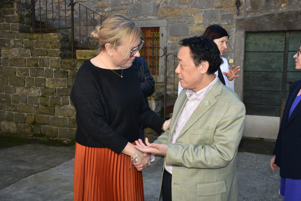 Minister Čalušić and FAO director-general Qu Donyu talking to each other. 