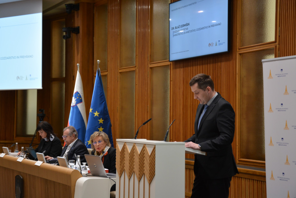 Državni sekretar dr. Blaž Germšek na današnjem posvetu v Državnem svetu o prednostih  uporabe konoplje