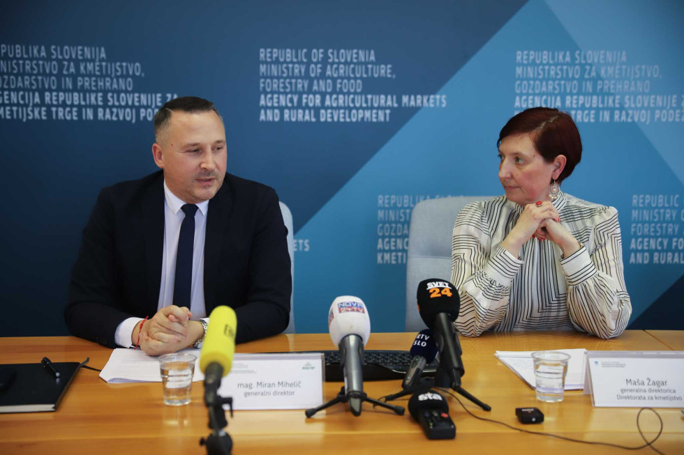Generalna direktorja sedita za mizo in govorita.