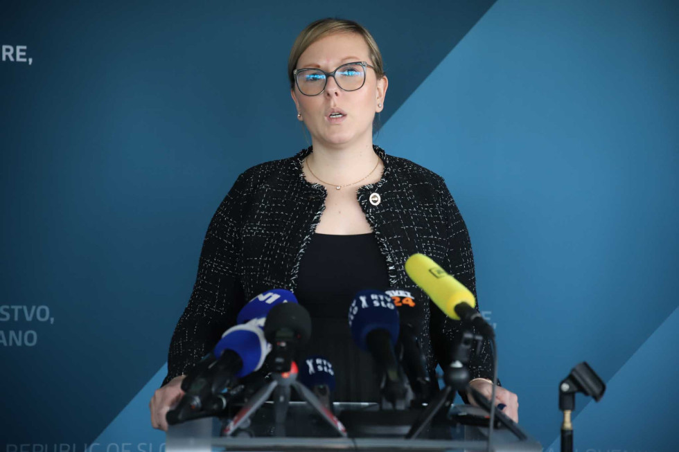 Ministrica Mateja Čalušić stoji za govorniškim pultom.