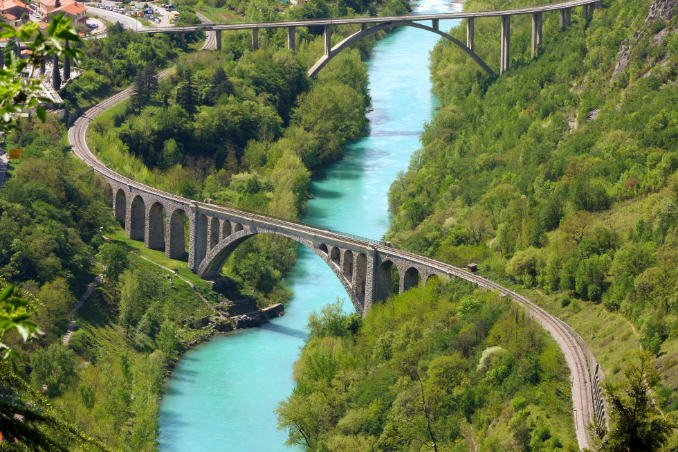 Reka Soča pod solkanskim mostom