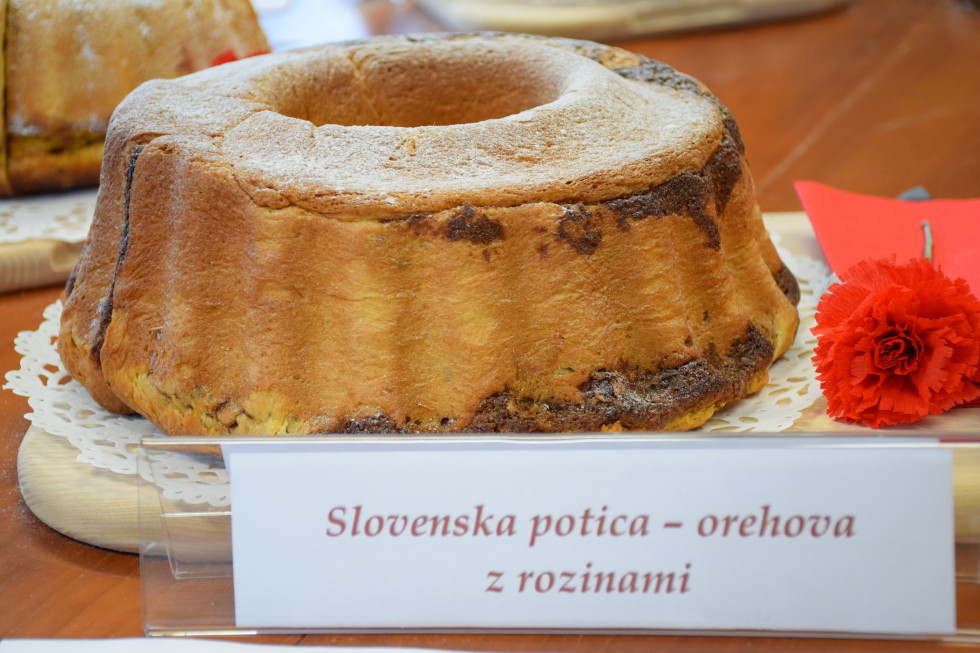 Slovenska potica v obliki kolača z orehi in rozinami