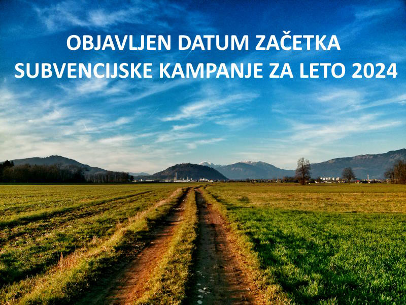 Zasajeno polje pod modrim nebom z napisom.