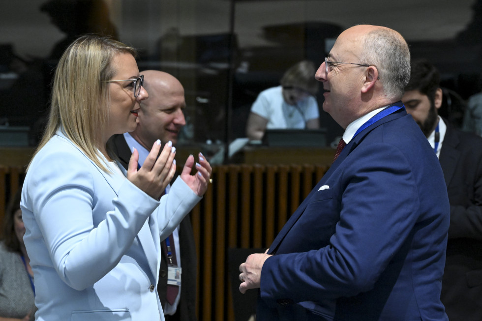 Ministrica Mateja Čalušić se pogovarja. 