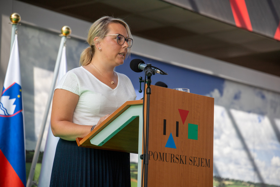 Ministrica za govorniškim pultom