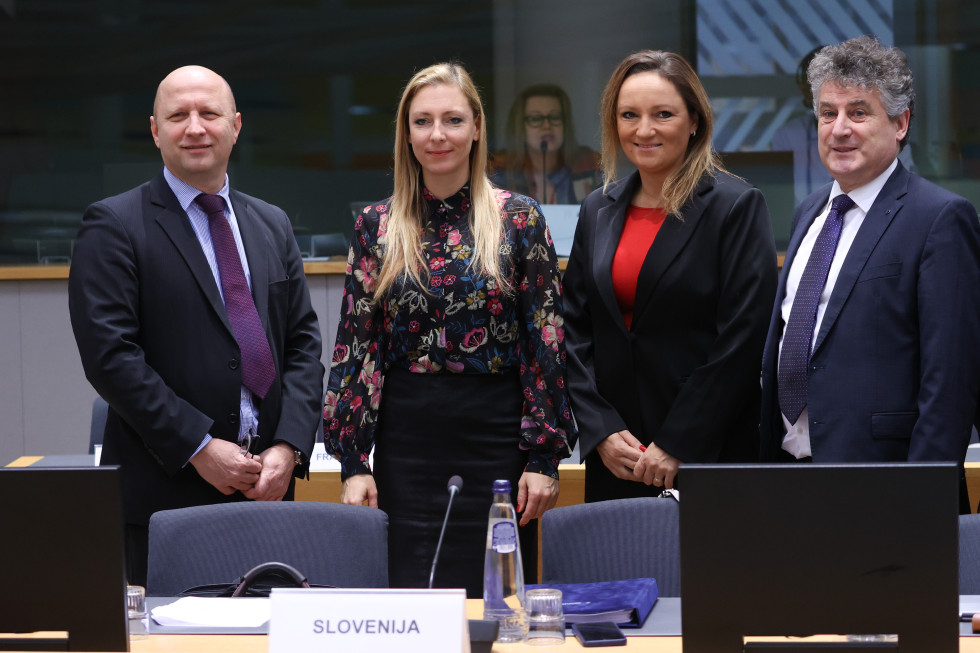 Zasedanje Sveta za kmetijstvo in ribištvo. Dve ženski in dva moška stojijo eden zraven drugega.