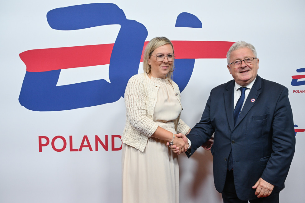 Ministra stojita in se rokujeta.