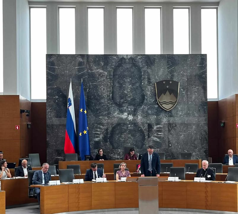Pogled na državnega sekretarja med govorom. 