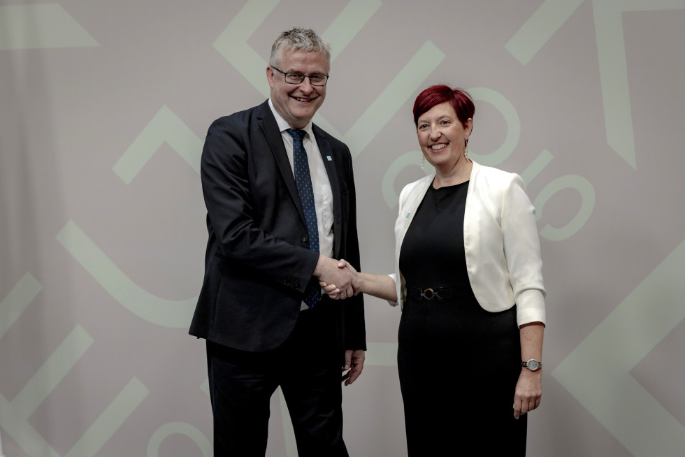 Minister in državna sekretarka se rokujeta. 