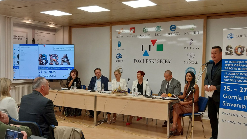 Omizje sodelujočih na okrogli mizi, na kateri je sodelovala tudi državna sekretarka Maša Žagar