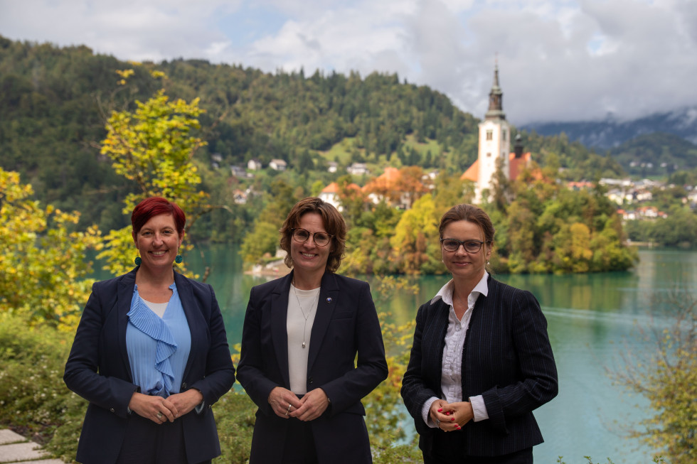 Na skupinski fotografiji so državna sekretarka Maša Žagar, evropska komisarka Jessika Roswall in državna sekretarka v Kabinetu predsednika vlade Maša Kociper