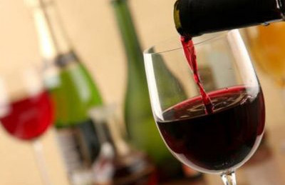 Pogled na kozarec rdečega vina. 