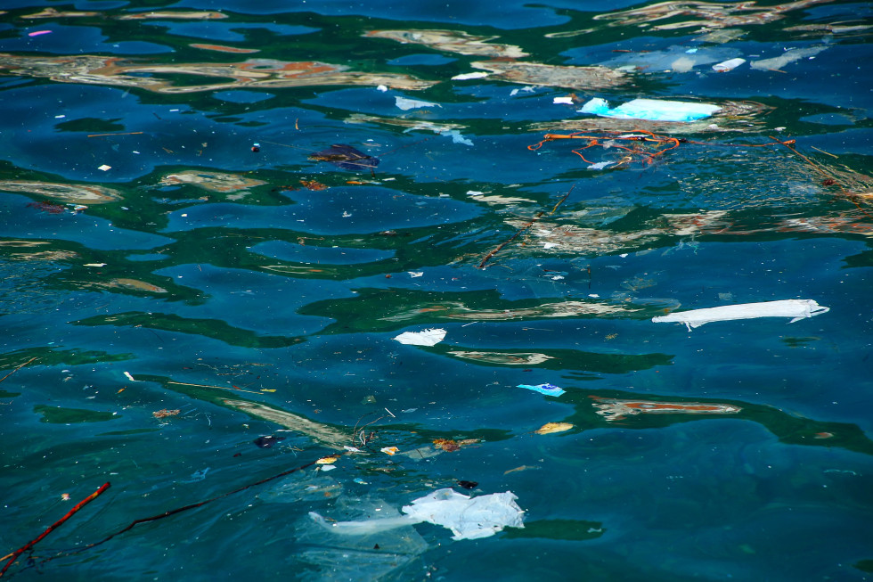 Pogled na belo Lidl vrečko v morju. 