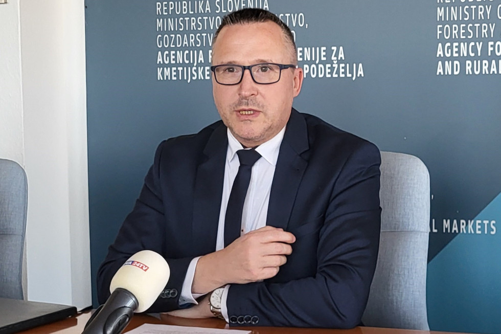Generalni direktor sedi in govori. 