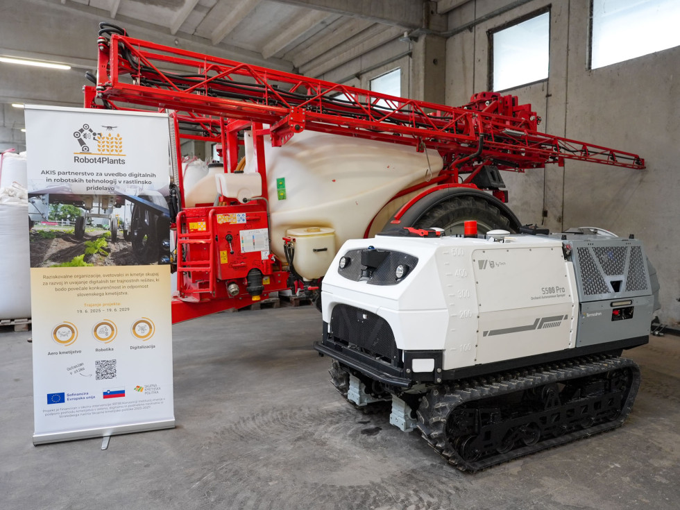 Avtonomni pršilnik za trajne nasade v garaži.