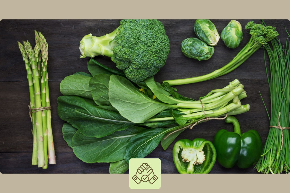 Zelenjava; brokoli, špinača, šparglji, ohrovt in paprika na temni podlagi. 