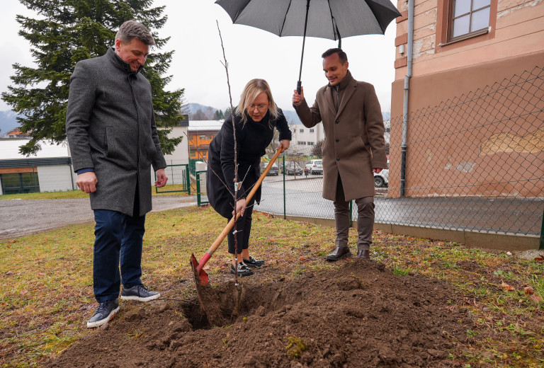 Ministrica Čalušić obiskala Zavod Radela in si ogledala obnovo gozdnih cest na Koroškem
