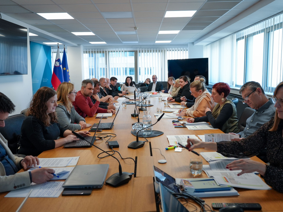 podolgovata miza, na koncu okno, na desni predstavniki ministrstva, na levi predstavniki kmetijskih organizacij