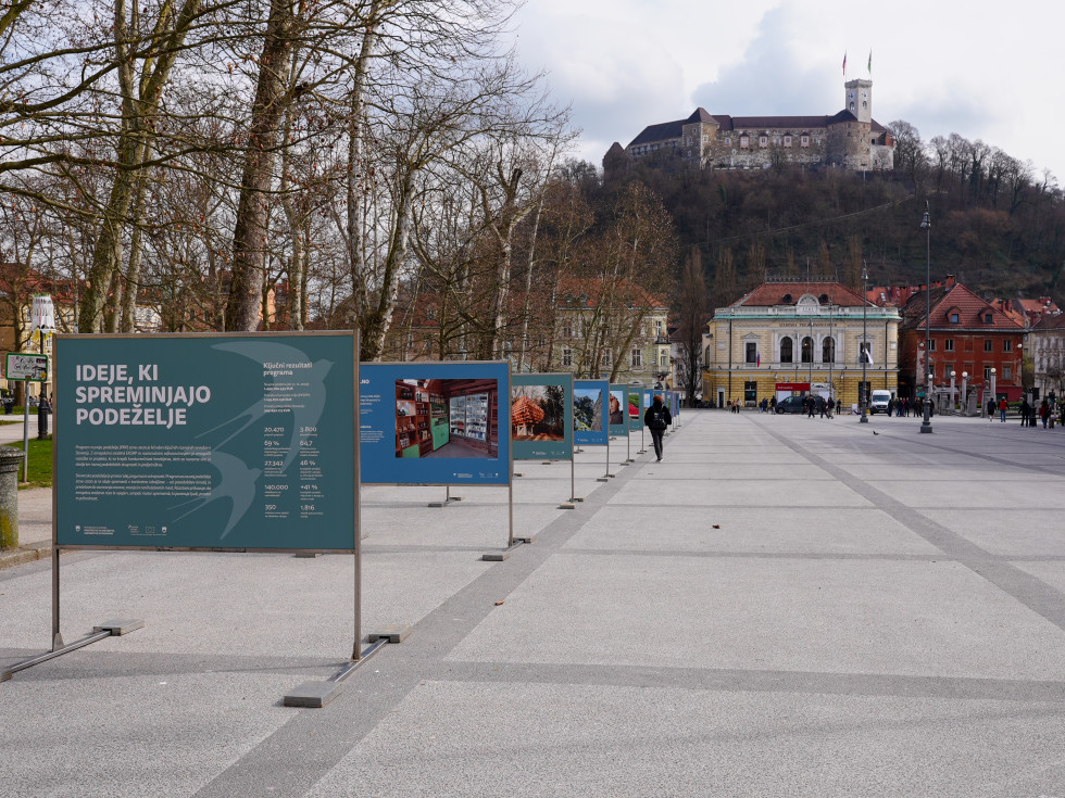 Pogled na Kongresni trg v Ljubljani kjer so postavljeni panoji. V ozadju je Ljubljanski grad. 