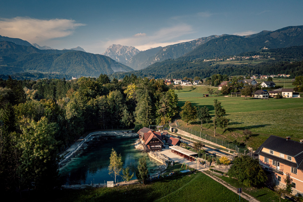 Pogled na ribogojnico iz zraka. Okoli nje so hribi.