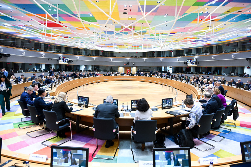 Notranjost dvorane, velika okrogla miza, za mizo sedijo ministri.