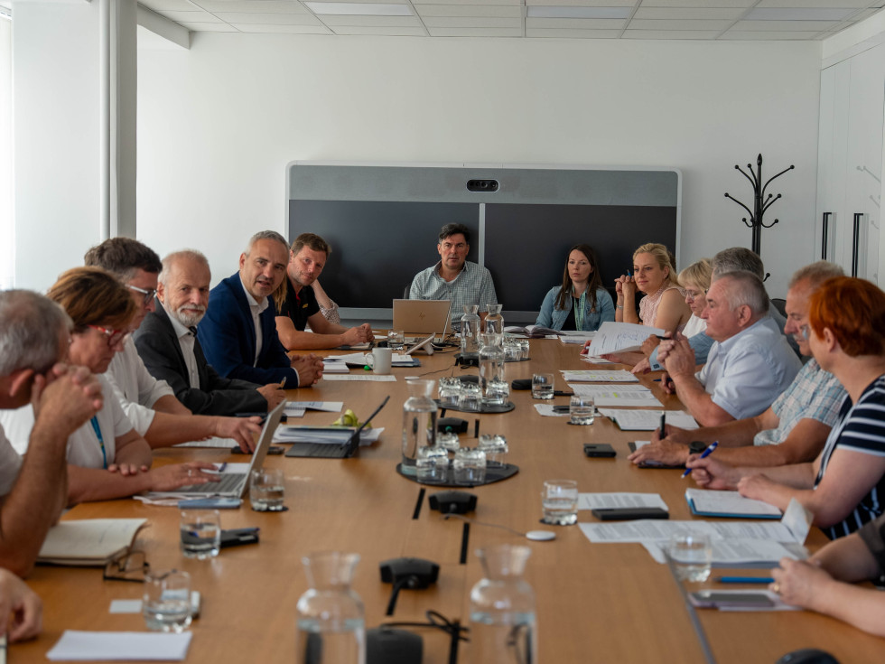 Minister Janez Cigler Kralj vodi sestanek s predstavniki kmetijskih organizacij, predelovalcev in trgovine v sejni sobi Ministrstva za kmetijstvo.