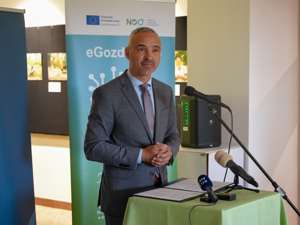 Minister Janez Cigler Kralj nagovori udeležence ob predstavitvi projekta eGozdarstvo.