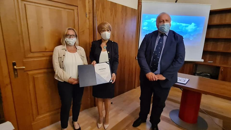 Ministrica podeljuje priznanje