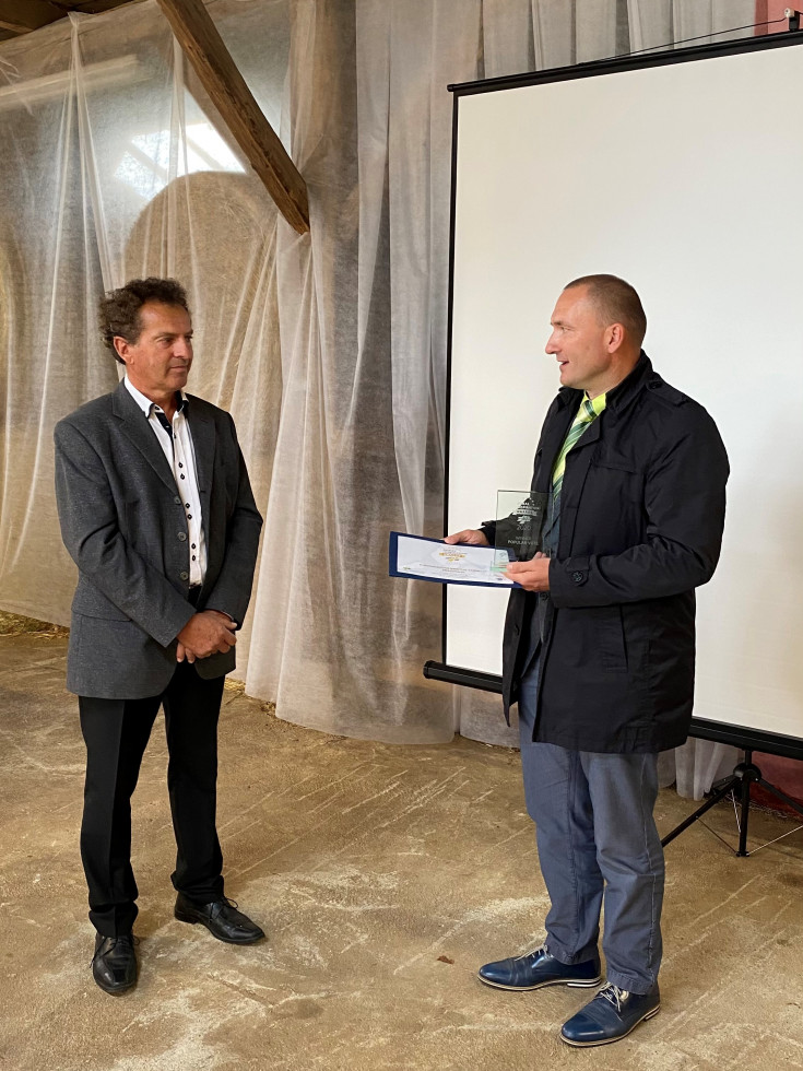 Državni sekretar dr. Podgoršek predaja nagrado Zvonetu Černeliču iz Biodinamične kmetije Černelič 