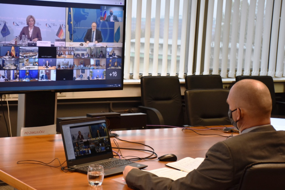 Minister behind a computer