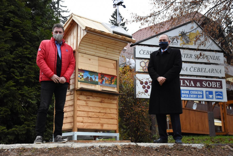 Minister dr. Podgoršek in predsednik ČZS Boštjan Noč pri čebelnjaku, darilu ČZS