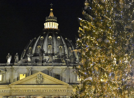 Okrašena smreka v Vatikanu