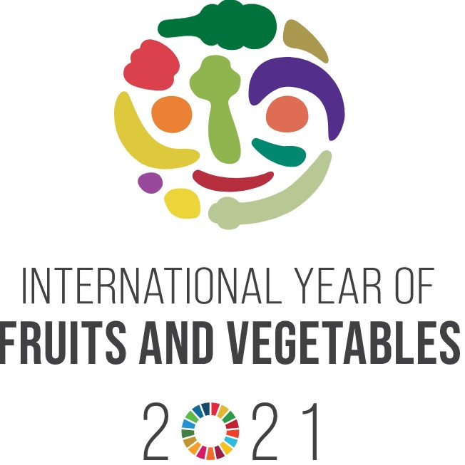 Logotip: krog sestavljen iz ilustracij pisane zelenjave, spodaj napis Mednarodno leto sadja in zelenjave 2021 v angleščini