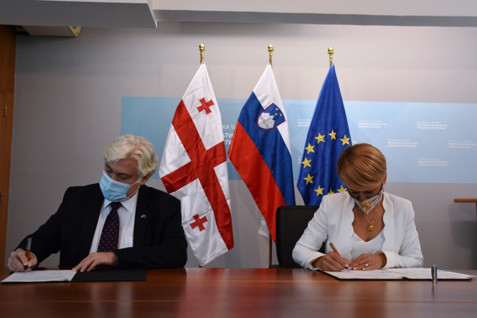 Ministrica dr. Aleksandra Pivec in veleposlanik Gruzije v Sloveniji Irakli Koplatadze ob podpisu memoranduma