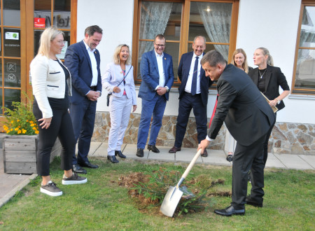 Sadnja spominske jelke