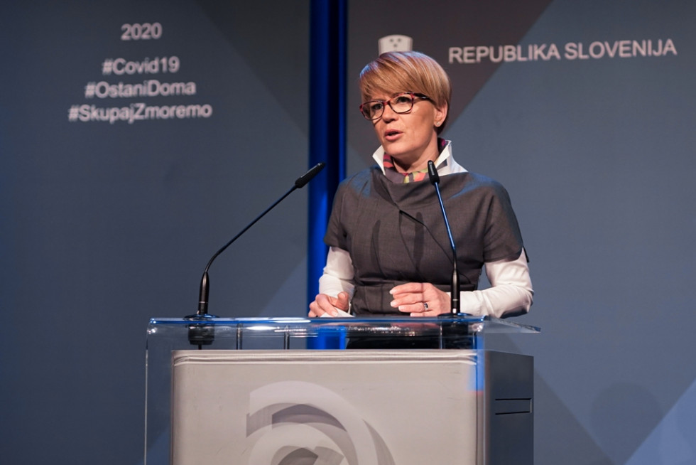Ministrica za govorniškim odrom