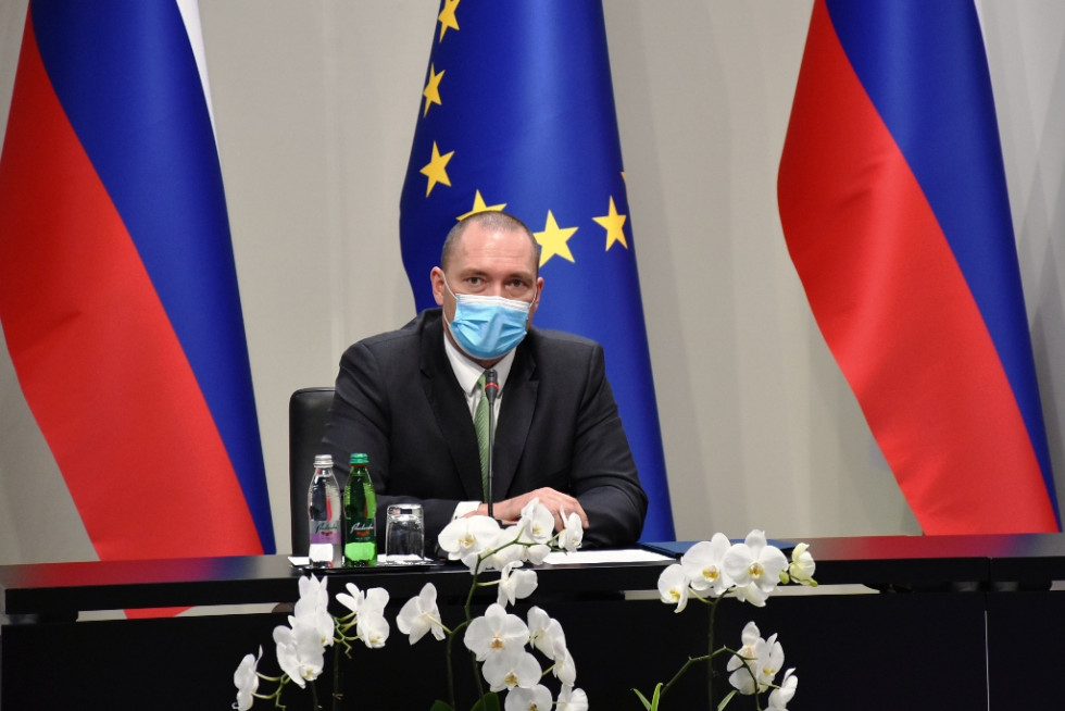 Minister dr. Podgoršek na novinarski konferenci ob 1. obletnici vlade