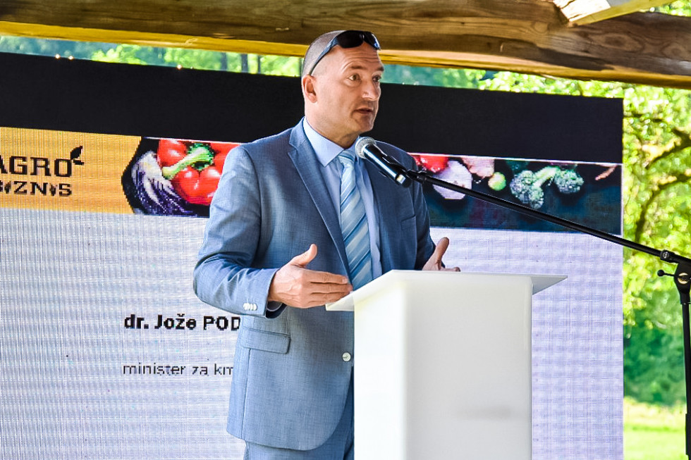 Minister stoji za govorniškim pultom