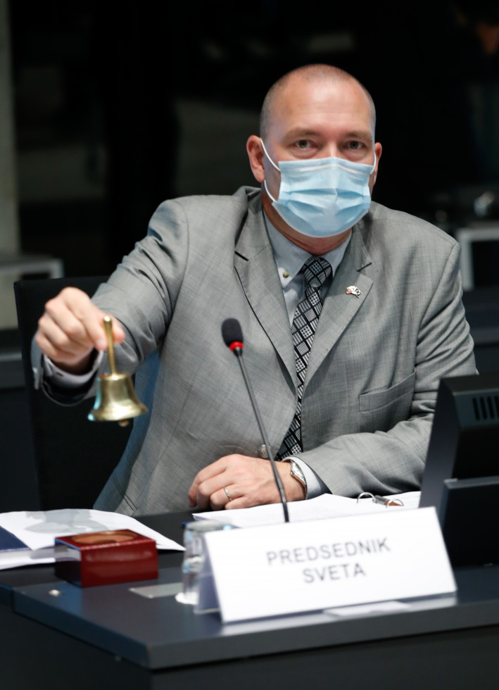 Minister s zvončkom v roki oznanja začetek zasedanja. 